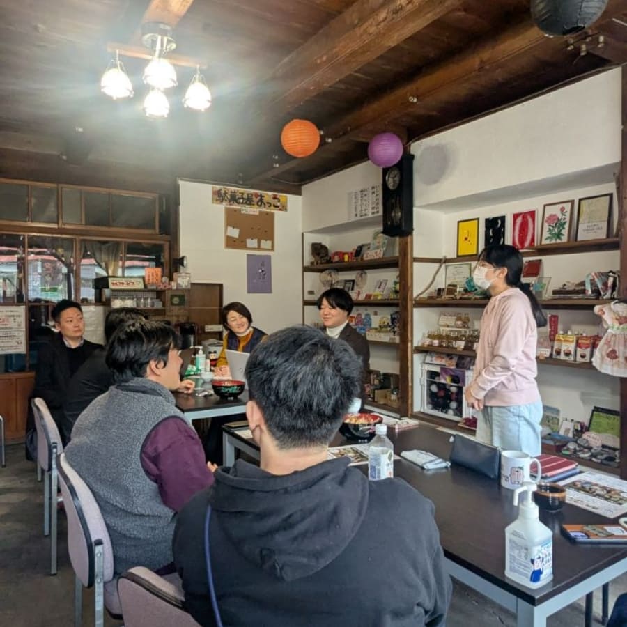 笑顔で会話する鹿角市の高校生2人と先輩